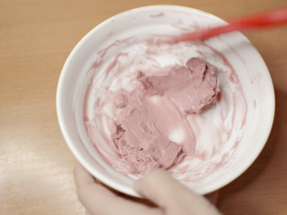 11、绵绵脆巧奶油包,在加热10秒，又融化一些些。取出来搅拌搅拌，不要让一部分巧克力过热。