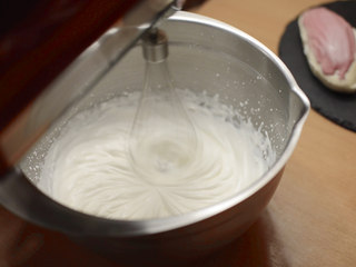 16、绵绵脆巧奶油包,打发奶油，打发到纹路不消失。巧克力非常甜，奶油不需要加糖。还可以加奶油奶酪，让酸味中和巧克力的甜味。