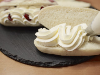 18、绵绵脆巧奶油包,装饰一下，放上蔓越莓。