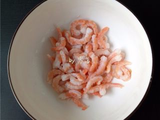 2、西兰花炒虾仁,虾仁去掉虾线，洗净；调入适量盐，料酒，淀粉抓匀，腌制5分钟；