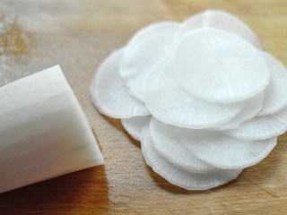 1、白萝卜肉卷,白萝卜切成薄片,越薄越好