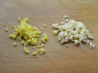 4、白萝卜肉卷,姜蒜切成碎沫