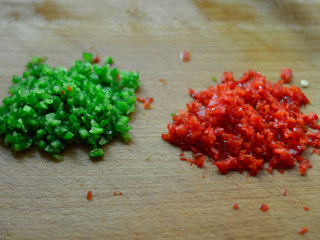 5、白萝卜肉卷,青、红椒切成碎沫