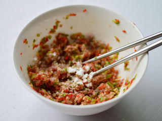 7、白萝卜肉卷,调入生抽、盐、料酒、淀粉搅拌至上劲,肉馅就做好了