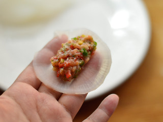 8、白萝卜肉卷,取一片白萝卜,摆上适量肉馅