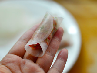 9、白萝卜肉卷,从两边卷起即可