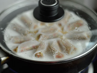 11、白萝卜肉卷,放入烧开的蒸锅中