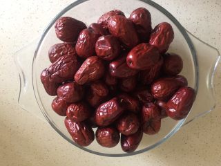 1、枣泥菊花酥,枣洗净