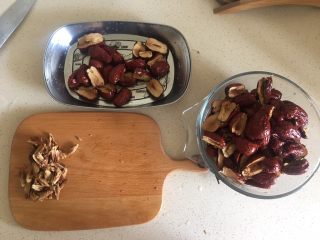 2、枣泥菊花酥,去核