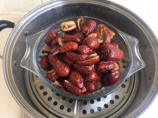 3、枣泥菊花酥,上锅 隔水蒸15分钟