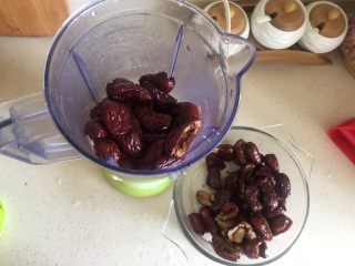 4、枣泥菊花酥,放入料理机