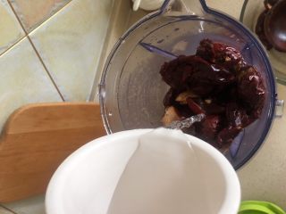 5、枣泥菊花酥,加水 多加水也没关系、就是后面炒的时间会久一些，但是水少了打的就不碎，我料理机小，分两次打成泥的