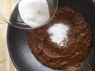 6、枣泥菊花酥,倒入锅中 中小火 加入糖