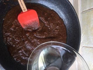 7、枣泥菊花酥,再加入油 油分四次倒入 