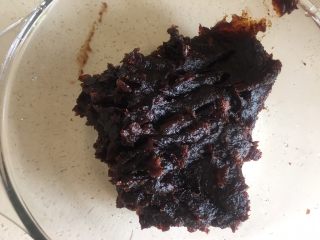 10、枣泥菊花酥,放到碗里 常温下盖上保鲜膜 静置 （这次的枣泥肯定用不了那么多，剩下的可以放冰箱冷冻，然后一周内用完包个枣泥馒头，也不错。然后准备 油皮 酥皮