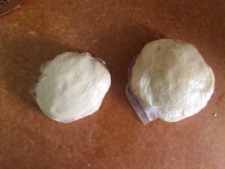 13、枣泥菊花酥,揉成光滑的面团 静置20分钟