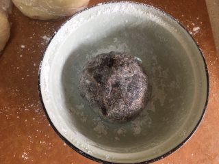 14、枣泥菊花酥,枣泥称好重量 20克一个*12个 共240克。因为太粘软 加入一些糯米粉 增加硬度（还不粘手）