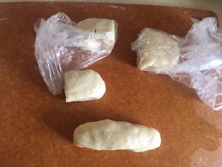 15、枣泥菊花酥,油皮 酥皮 各取出一半 搓成长条状