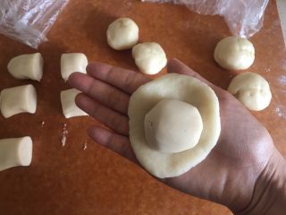 17、枣泥菊花酥,把油皮摁扁，把油酥放进去 然后包好