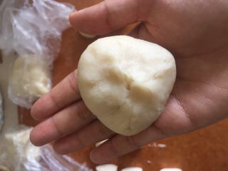 18、枣泥菊花酥,把底部收口捏紧