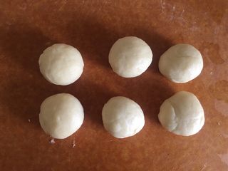 19、枣泥菊花酥,底部朝下放好