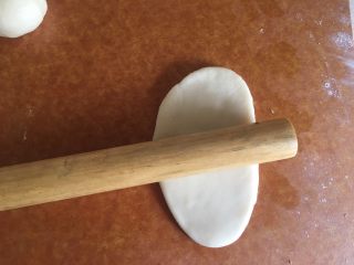 20、枣泥菊花酥,把做好的圆球杆成长条形状