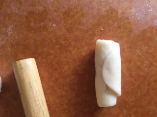 21、枣泥菊花酥,从上往下卷起来，盖上保鲜膜 静置10分钟
