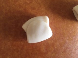 24、枣泥菊花酥,折成三折