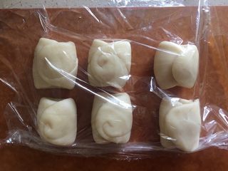 25、枣泥菊花酥,盖上保鲜膜静置15分钟，这个时候我们准备另外的6个。