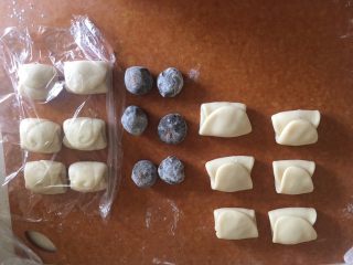 27、枣泥菊花酥,做好后一样盖上保鲜膜 静置，然后分出6个枣泥，以防粘手可以裹一圈糯米粉