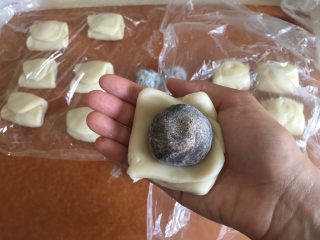 28、枣泥菊花酥,取出一个之前静置的皮儿 用手摁扁然后把枣泥裹进去