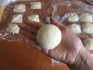 30、枣泥菊花酥,轻轻摁一下 然后用擀面杖 擀圆