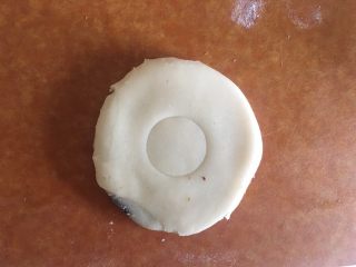 31、枣泥菊花酥,中间用瓶盖 轻摁个印记