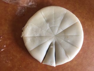 32、枣泥菊花酥,用刀分成12分 （轻轻留印）