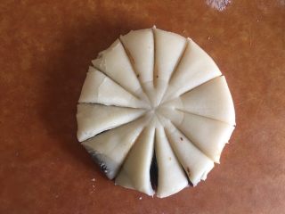 33、枣泥菊花酥,顺着印记切断 瓶盖印记圆心内不要切