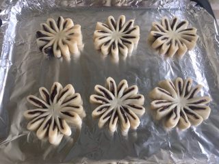 34、枣泥菊花酥,切过后 把一瓣一瓣的像上翻转 顺时针 逆时针都行 但一定都要一个方向