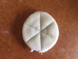 35、枣泥菊花酥,另外6个 同样做好之后擀圆 压成6份的