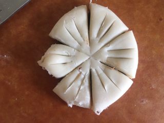 36、枣泥菊花酥,切开后 每一瓣中间划两刀，不要划断。两个角 往中间捏。