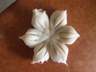 37、枣泥菊花酥,捏好后的样子