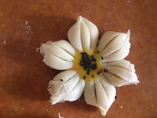 38、枣泥菊花酥,中间涂上蛋液 撒上黑芝麻