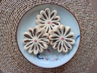 41、枣泥菊花酥,我没有用实用色素那个红点，我用的粉色巧克力。