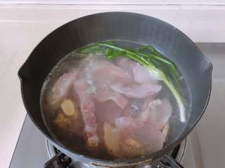 2、自制XO酱,金华火腿用葱姜水煮熟，去除部分咸味（煮剩下的水不要倒掉，可以当高汤用）