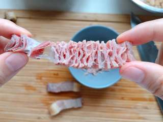 3、自制XO酱,煮过的火腿撕成小丝，肥肉部分切碎