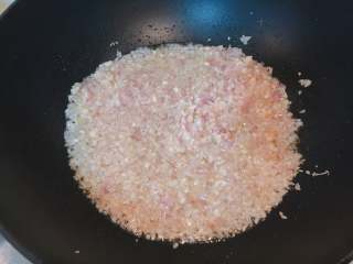 5、自制XO酱,锅中放入适量油，红葱头、大蒜和姜末冷油入锅，小火炒至微黄，盛出备用