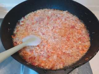 6、自制XO酱,中倒入适量油，先倒入火腿肥肉粒煸炒出油，再倒入瑶柱、海米和火腿瘦肉部分，用中火翻炒（油的量需没过所有食材）