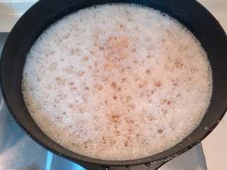 7、自制XO酱,炒出香味后放入冰糖，水分收至微干，锅中冒泡出油泡时加入蚝油和红烧汁