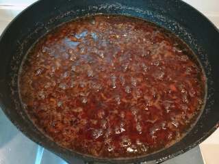 8、自制XO酱,继续搅拌，待到水份快收干时放入之前炒好的红葱头、姜蒜末搅拌均匀，尝一下咸淡