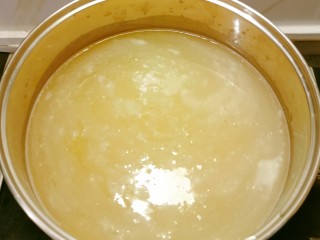 7、小米红薯粥,开始煮制 大火烧开