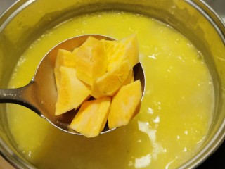 11、小米红薯粥,放入红薯块一起煮