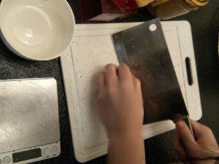 2、广东早茶de水晶虾饺✨,用刀切成小块。